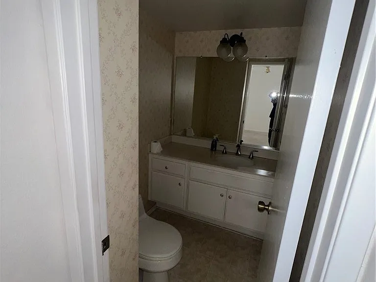 1435 Westmont Dr — Photo 11
