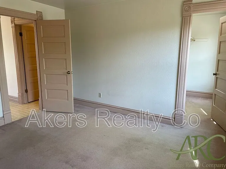 411 W 11th St #B — Photo 8