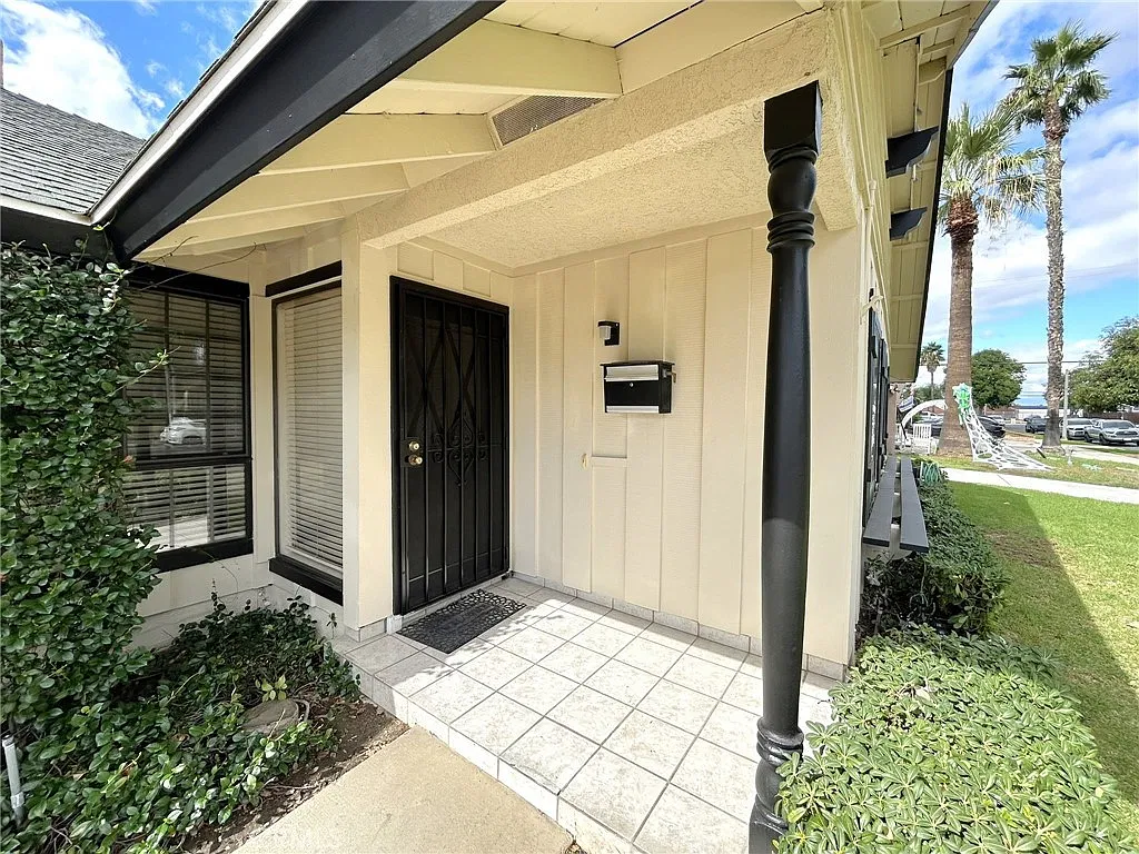 3 bed, 1361 sqft, $3,295 — Photo 3