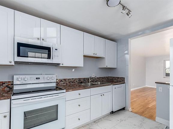 4th image of 327 Glenroy Ave