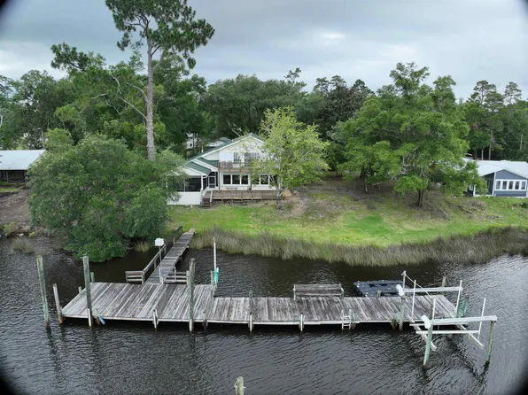 609 Riverview Dr, Carrabelle, FL 32322