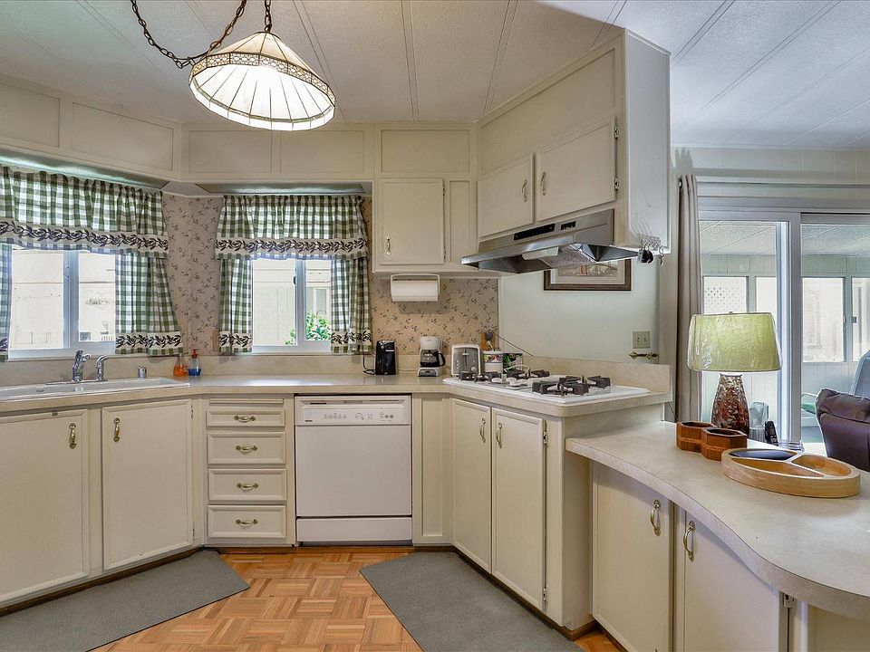1st image of 275 Burnett Ave Space 33