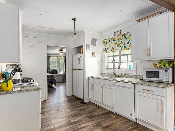 5th image of 386 Camelia St