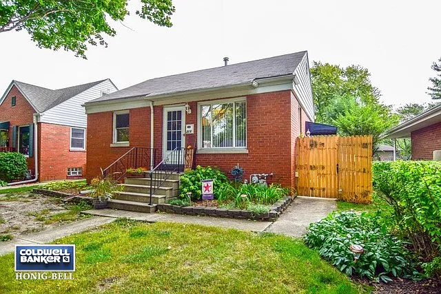 216 Earl Ave photo 1