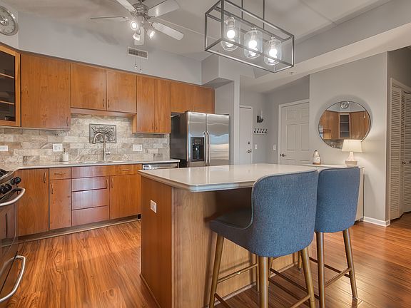 5th image of 900 Lee St Unit 202