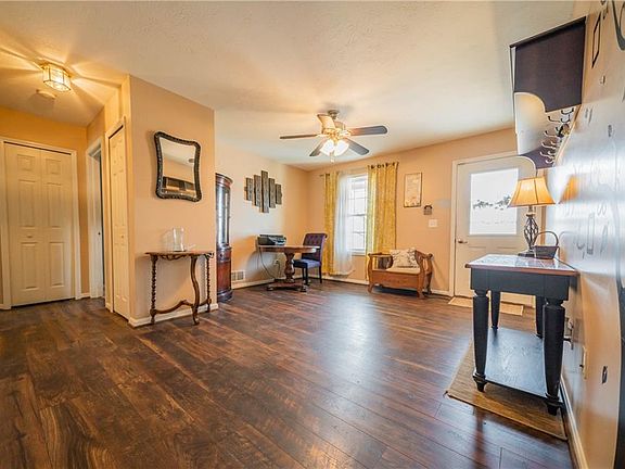 4th image of 271 Eastlake Dr