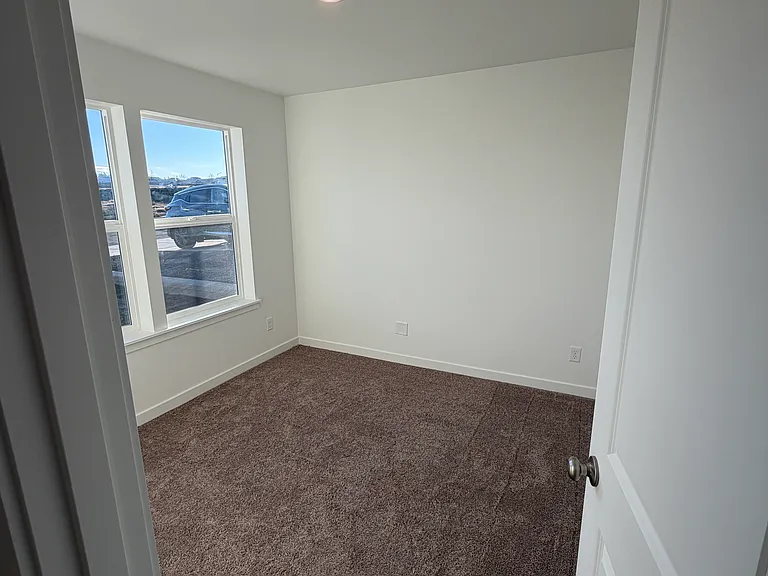 714 NE Rickenbacker Rd — Photo 5