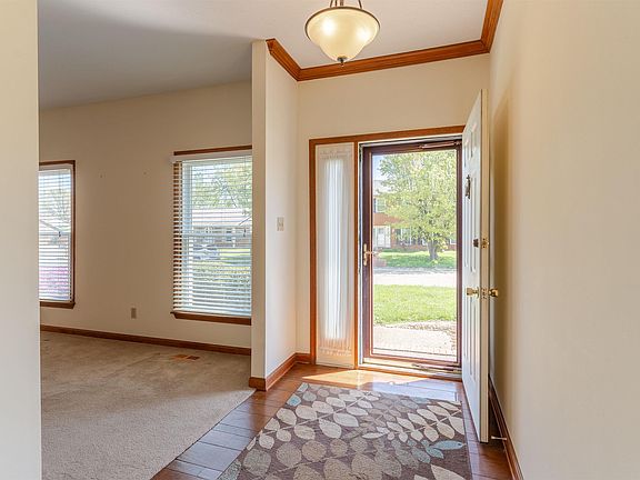 3rd image of 905 Crestwood Dr E