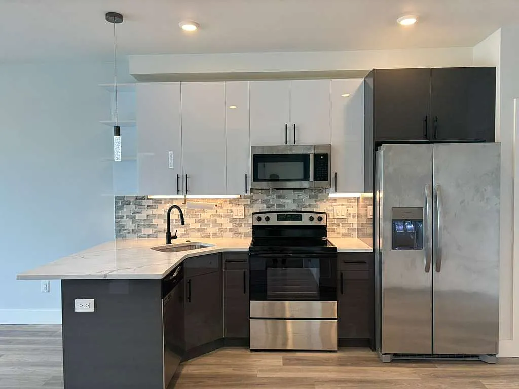 2 bed, 750 sqft, $1,700 — Photo 3