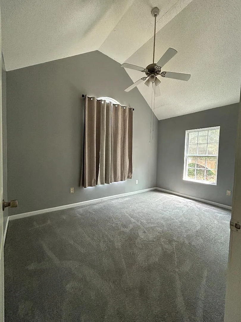 460 Elm St — Photo 3