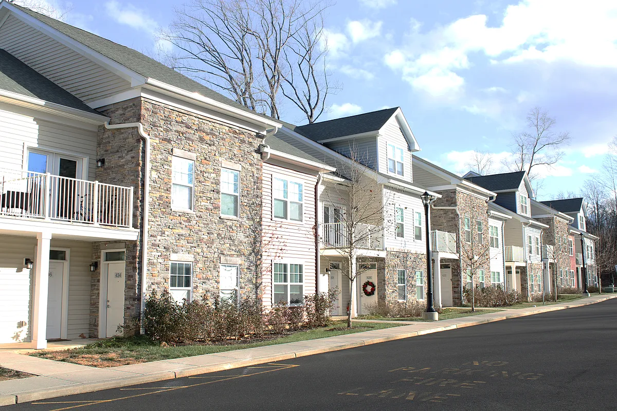 Building Photo - The Woods at Warren