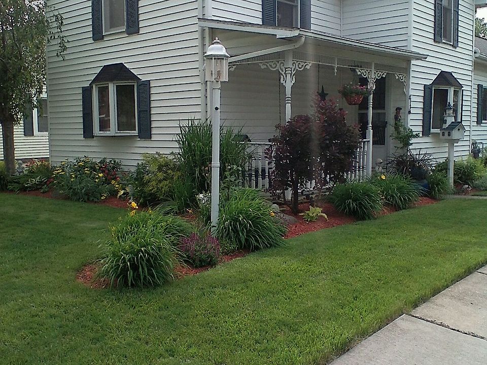 1st image of 142 E Elm St