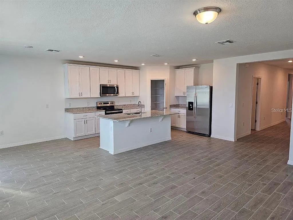 4 bed, 3.0 bath, 1850 sqft, $2,200 — Photo 4