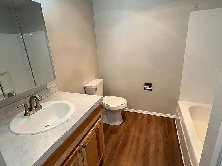 123 NW High St — Photo 8