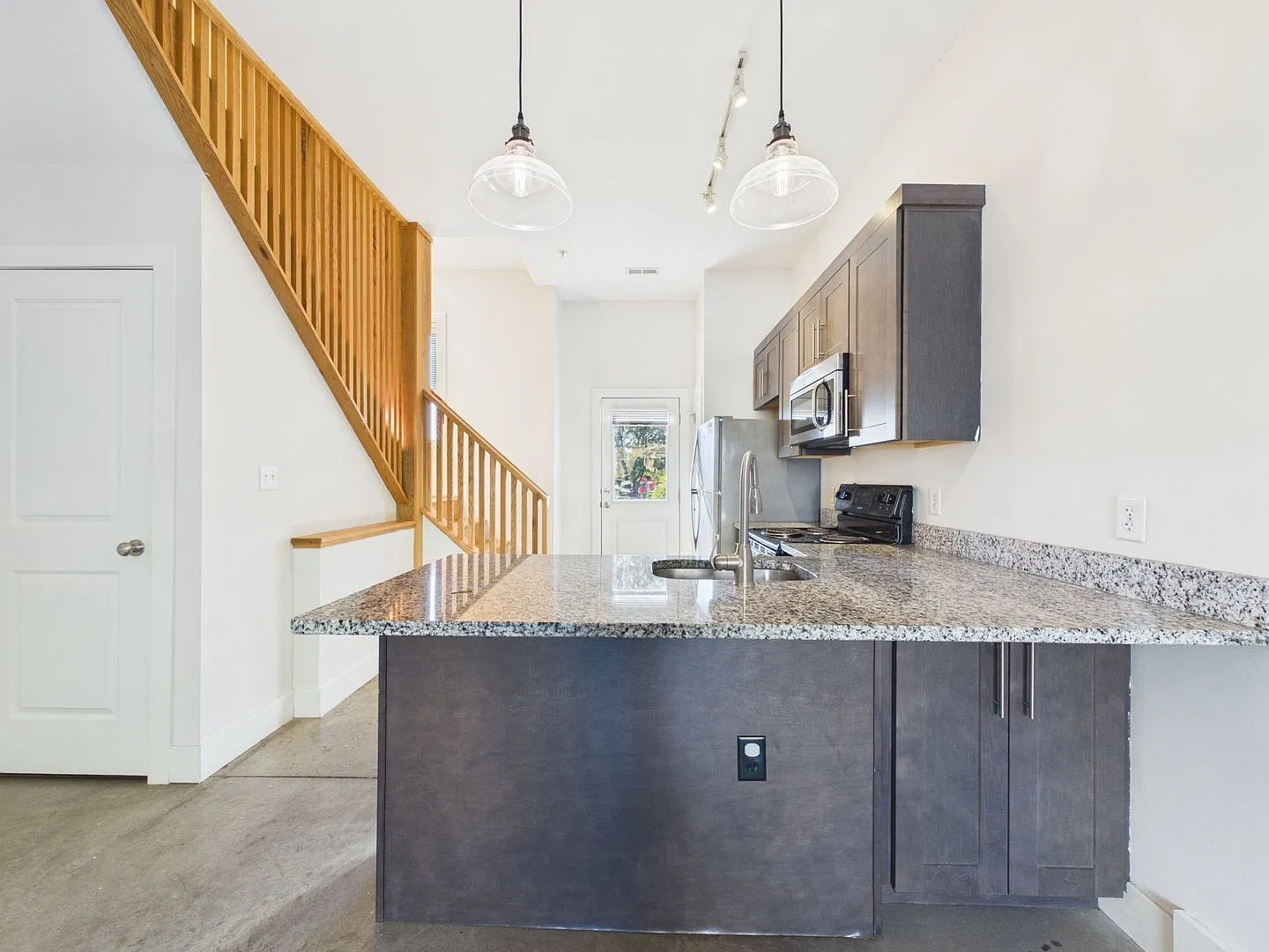 1 bed, 1.0 bath, 740 sqft, $1,475 — Photo 3