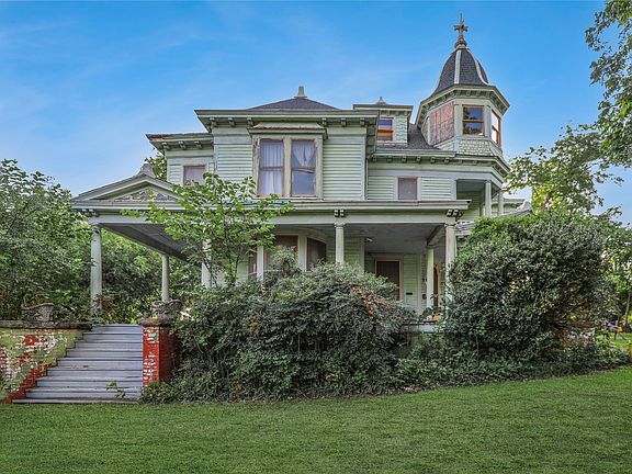 4th image of 903 Parker St