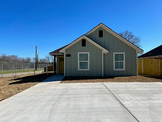 1209 N Houston Ave — Photo 1