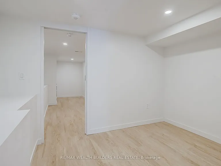 2443 Dundas St W — Photo 10