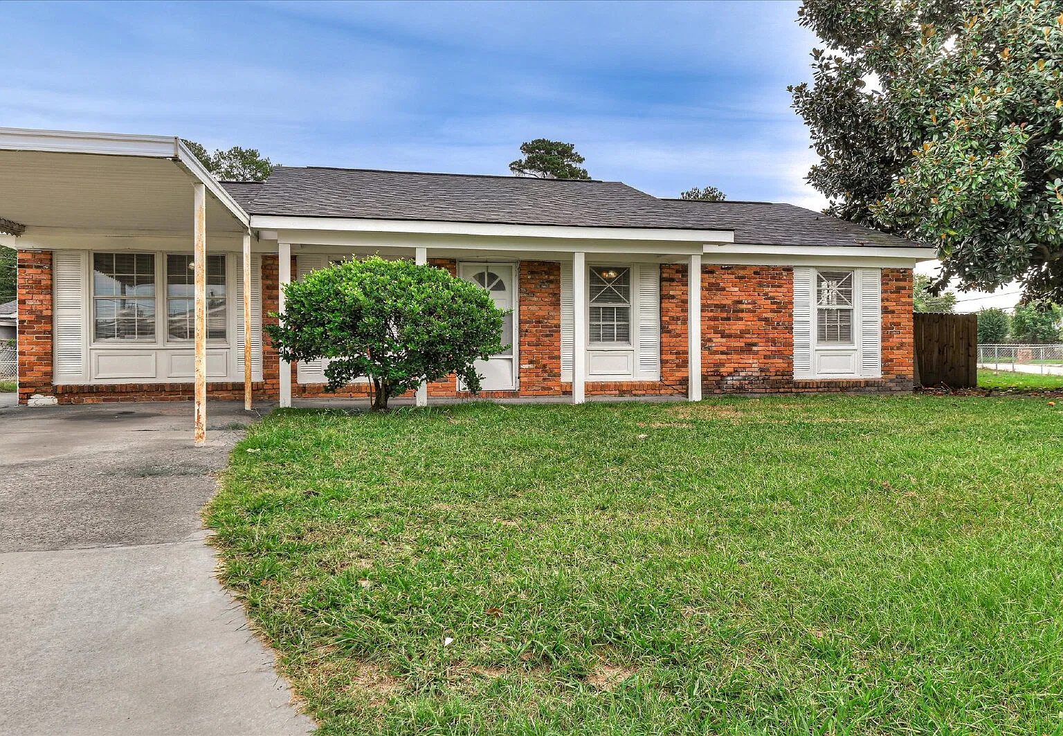 3 bed, 2.0 bath, 1350 sqft, $1,435 — Photo 1