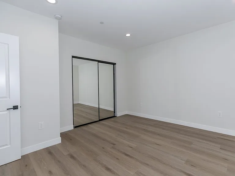 10218 Fernglen Ave #101 — Photo 12