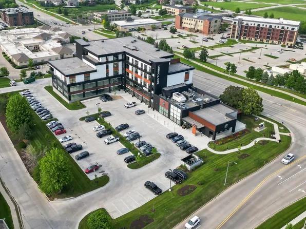 595 60th St S #404, West Des Moines, IA 50266