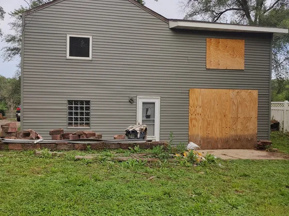 1030 West Dr, South Elgin, IL 60177