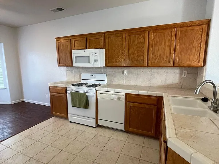 5764 E Tower Ave — Photo 6