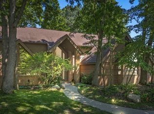 2279 Shore Hill Dr, West Bloomfield, MI 48323