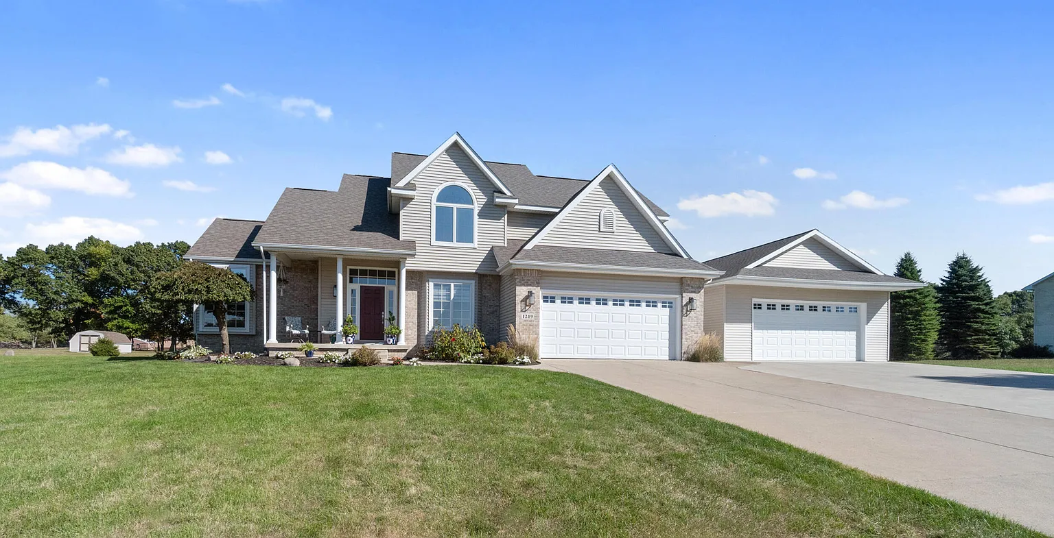 1219 Breezy Ln photo 1