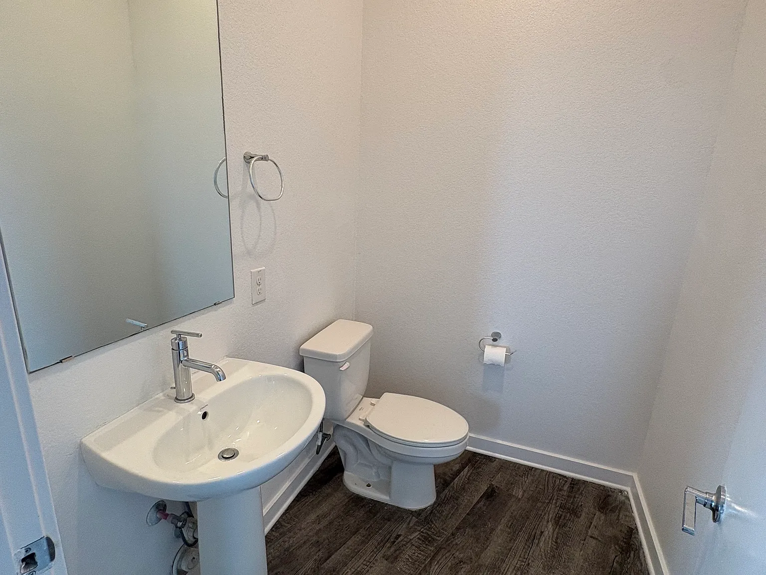 1 bed, 1.5 bath, 923 sqft, $1,100 — Photo 3