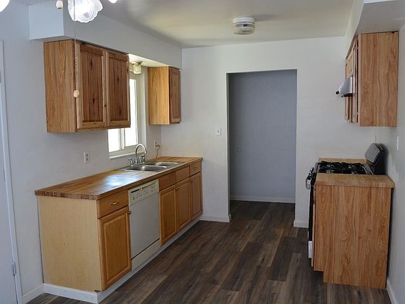 2nd image of 1941 Leslie Ave