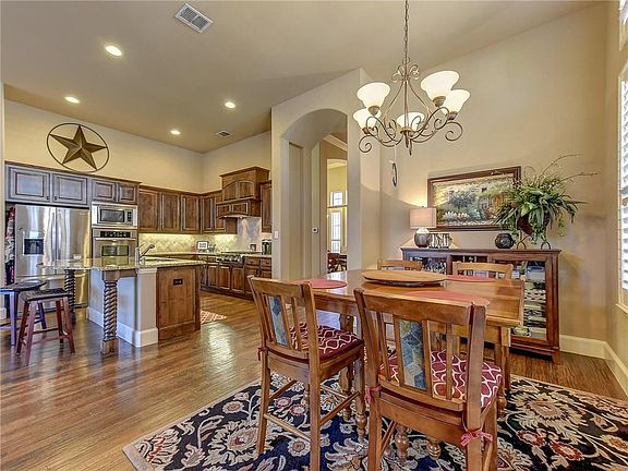 4th image of 2424 Lilyfield Dr