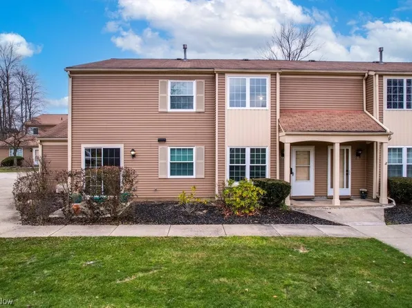27 Privet Ln, Northfield, OH 44067