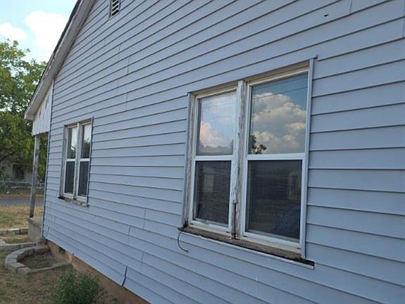 3rd image of 215 E Spruce Ave