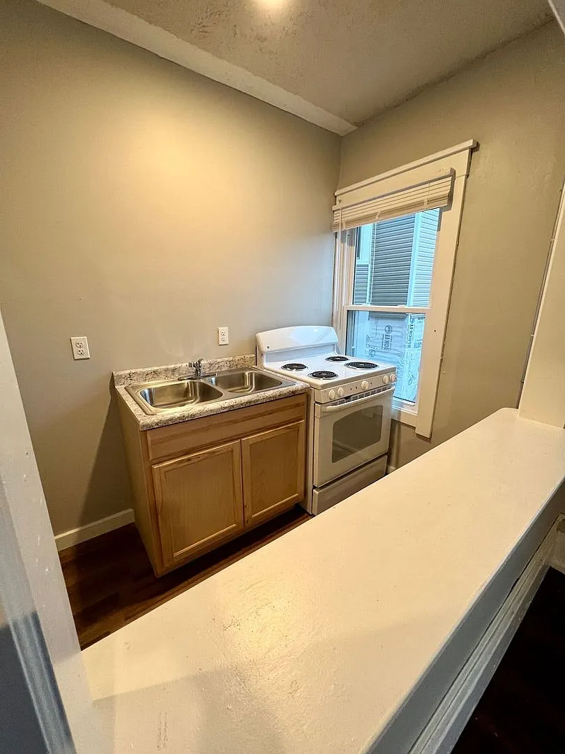 ZB - 208 Scott St — Photo 4