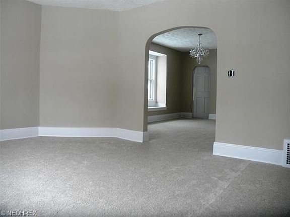 3rd image of 1420 Larchmont Ave