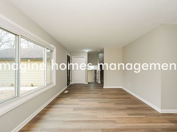 4th image of 26429 Redwood Dr