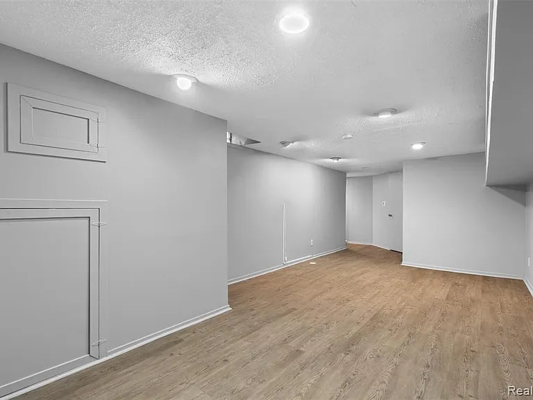 6680 Ridgefield Cir — Photo 32