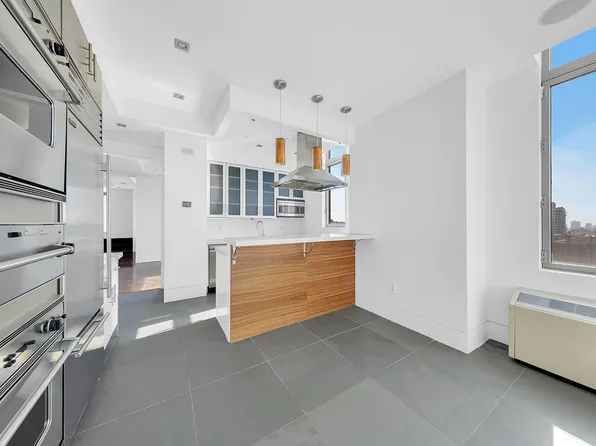 556 Third Avenue image 10 of 24