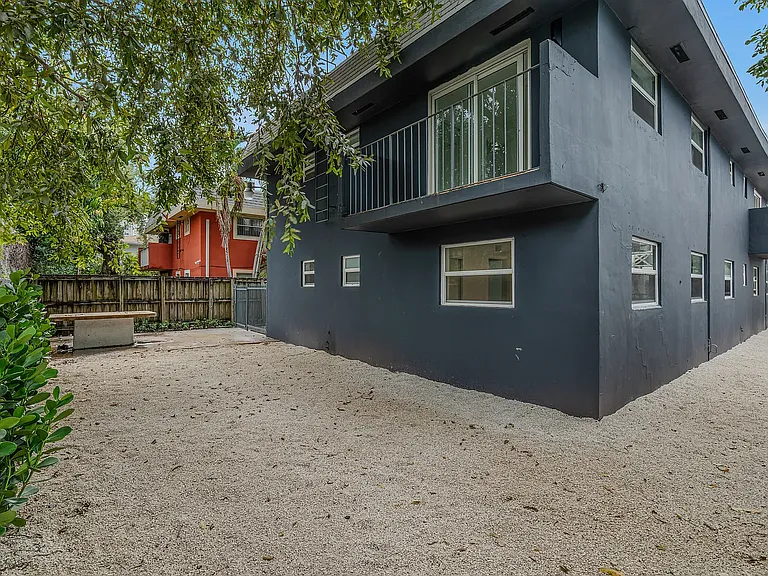 421 SW 9th St #3A — Photo 2