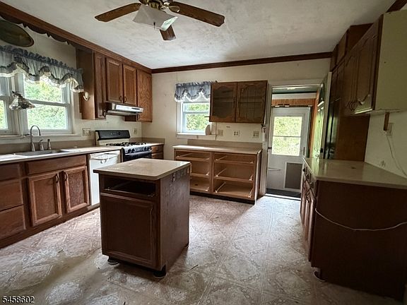 2nd image of 398 Gardens Ave