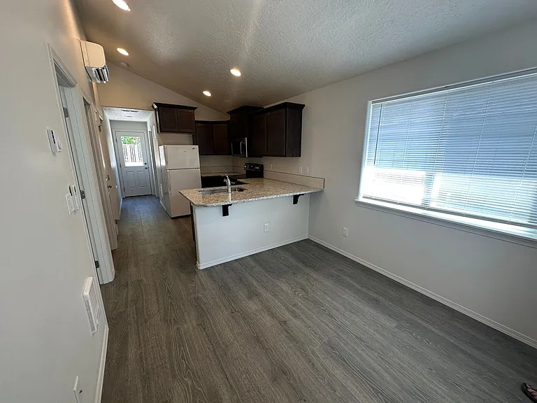 805 NE Lafayette Ave — Photo 4