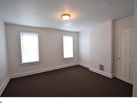 5th image of 814 Brown St