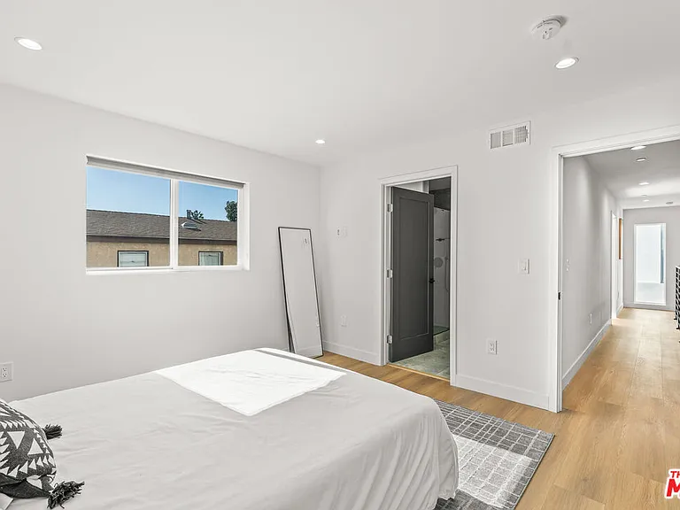 236 S Carondelet St — Photo 10