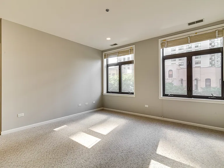 33 W Huron St #305 — Photo 13