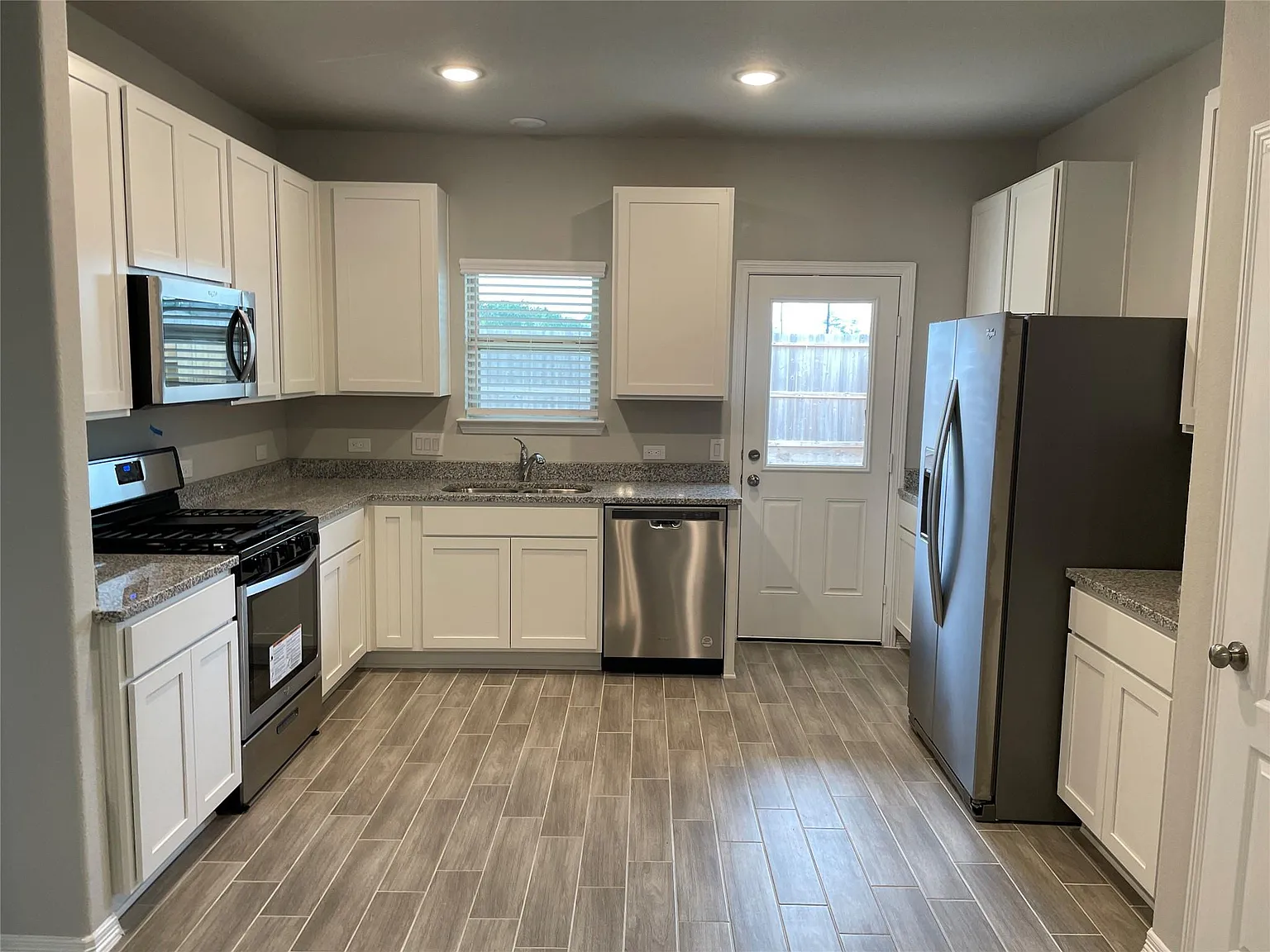 3 bed, 2.0 bath, 1416 sqft, $1,895 — Photo 3