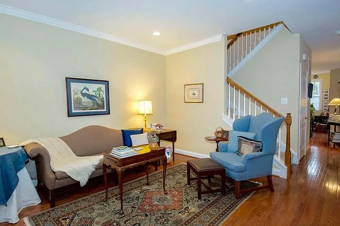 1204 Derry Ln — Photo 4