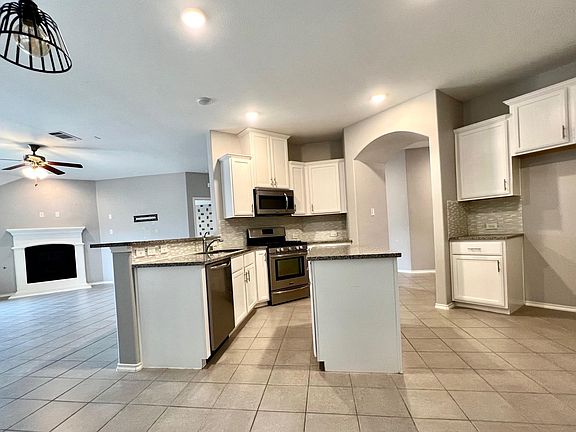 4th image of 1025 Lake Woodland Dr