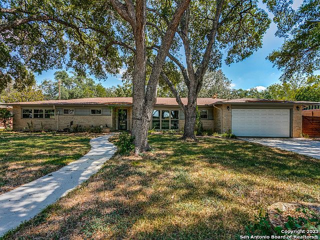 1st image of 208 CAROLWOOD DR