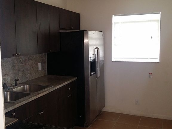 4th image of 320 NE 35th Ct